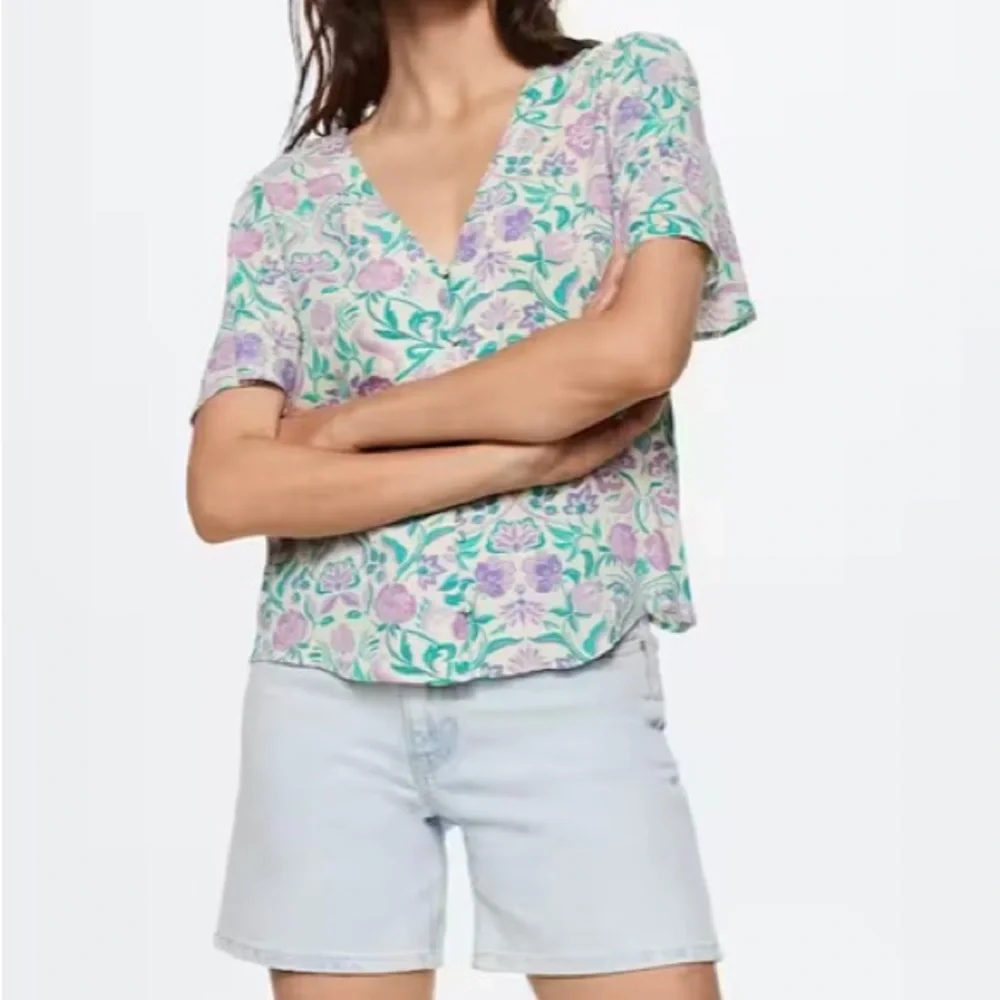 NWT Flowy printed blouse. Size 16. - Picture 3 of 4